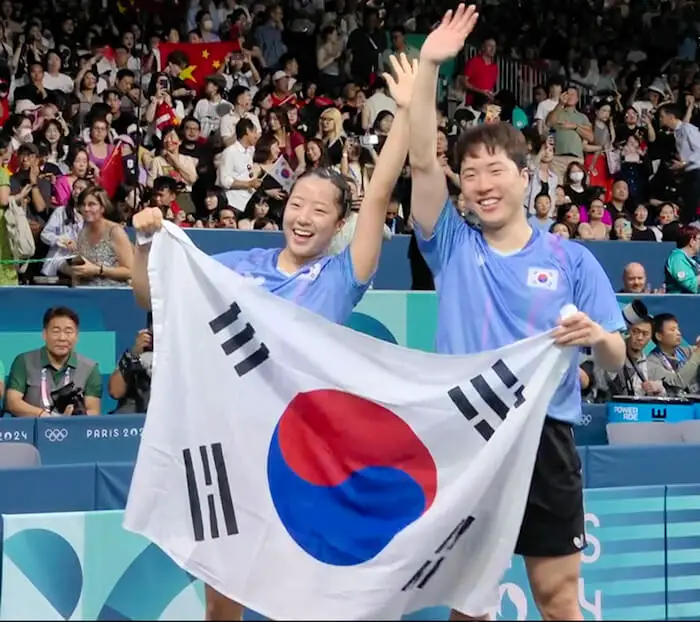 SHIN Yubin and LIM Jonghoon (South Korea) with national flag