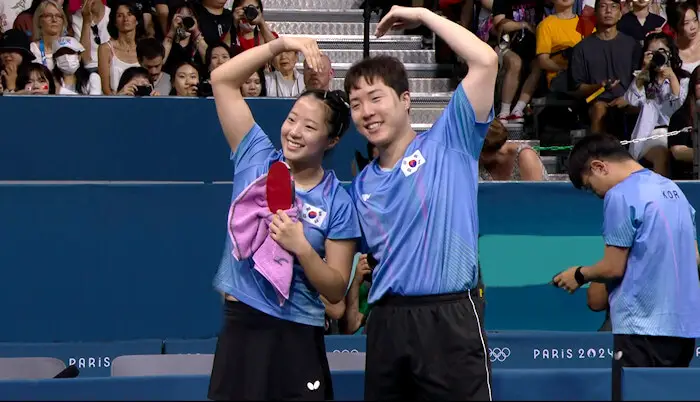 SHIN Yubin and LIM Jonghoon (South Korea) celebrate bronze medal victory